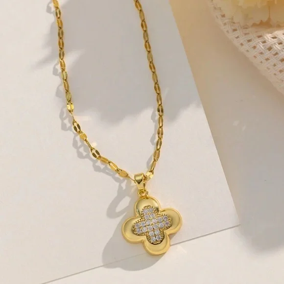 GOLD CLOVER PENDANT NECKLACE - Picture 1 of 3